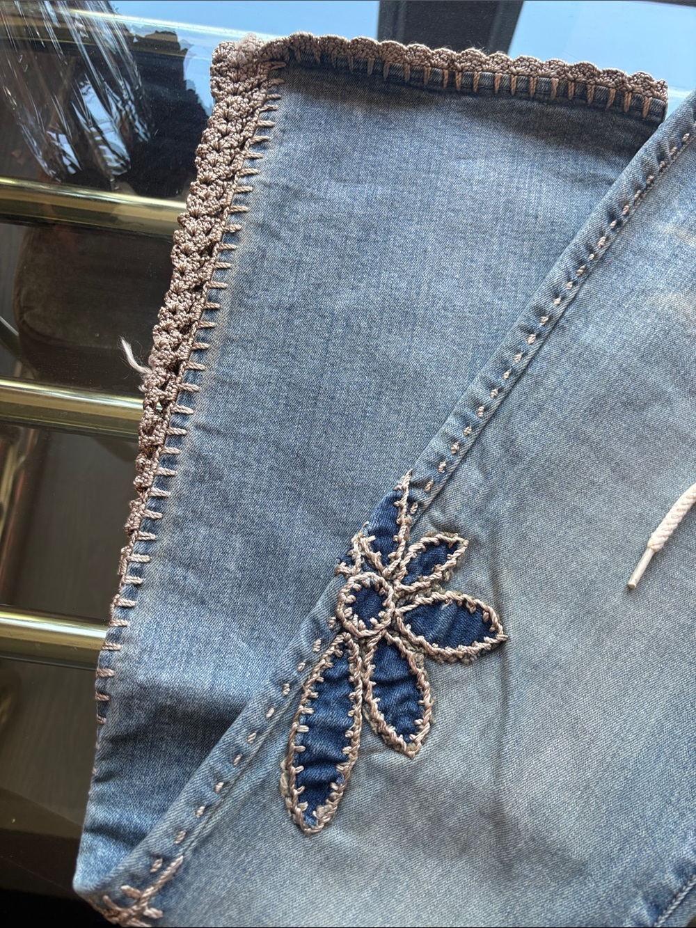 Vintage Bebe Light Blue Crochet-Trim Low-Waisted Flare Jeans Size 30 - Picture 5 of 8